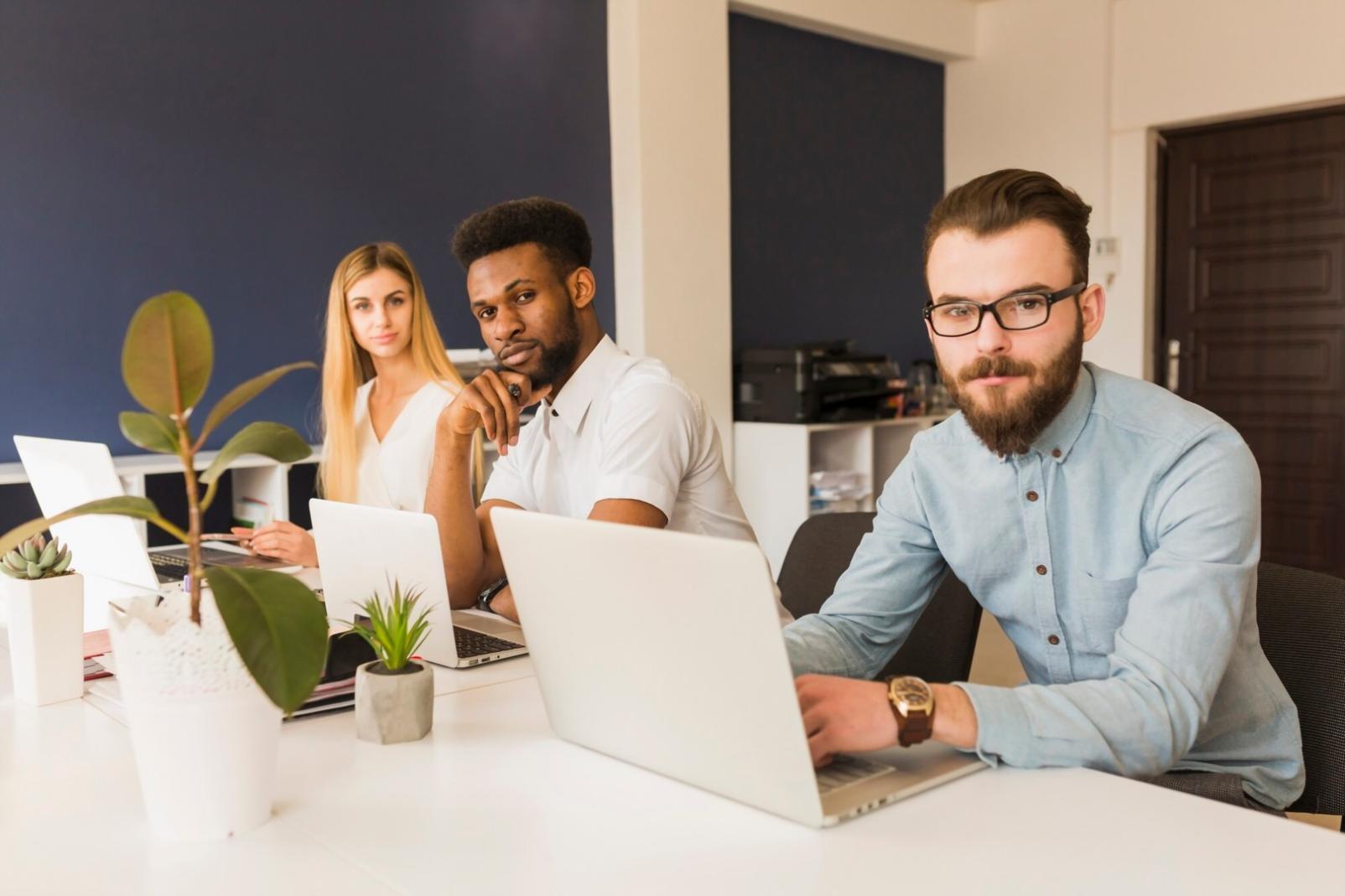 Detaillierte Analyse von Budgettrends auf modernem Dashboard