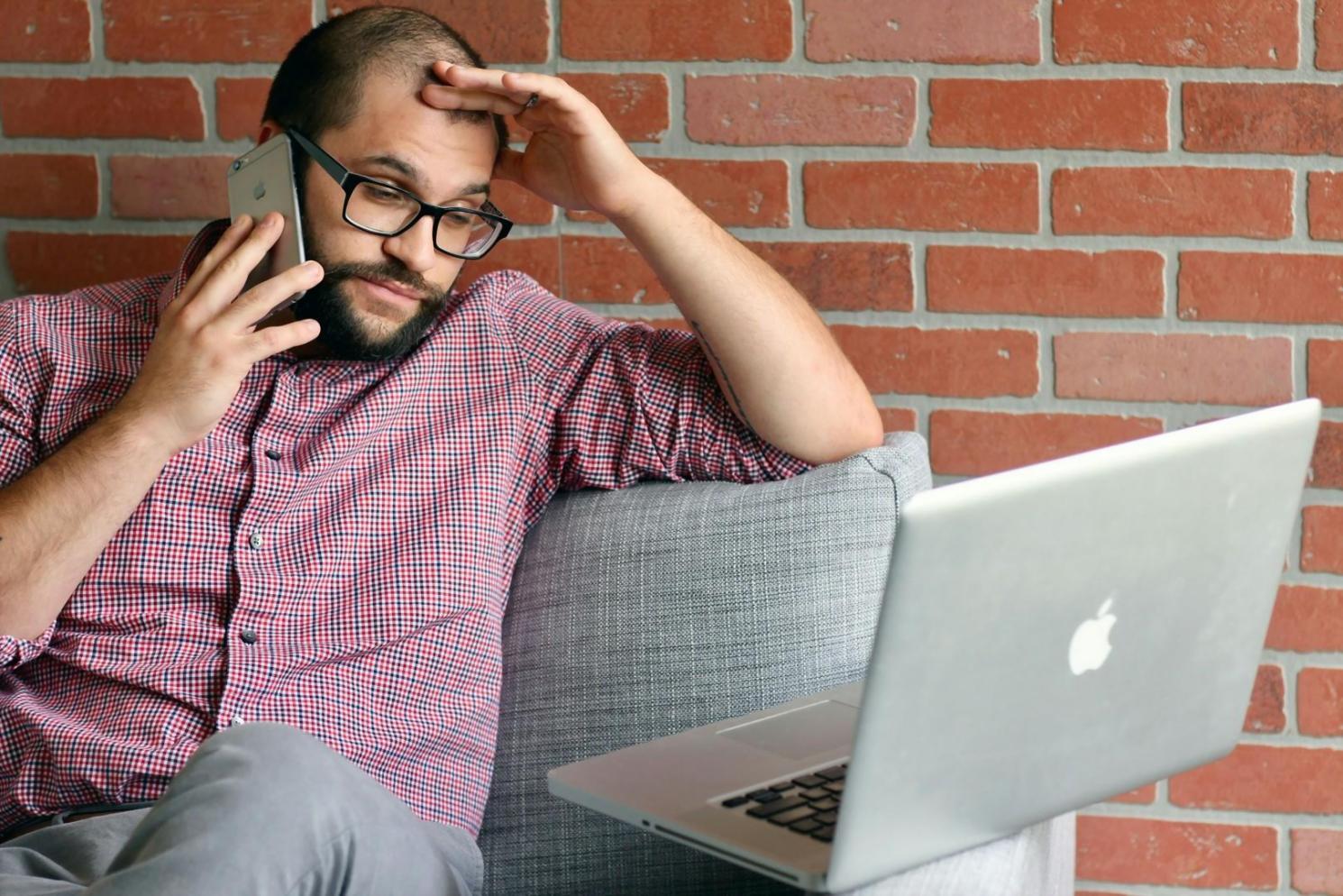 Arbeitssituation während eines Kurses mit Laptops und Dokumenten